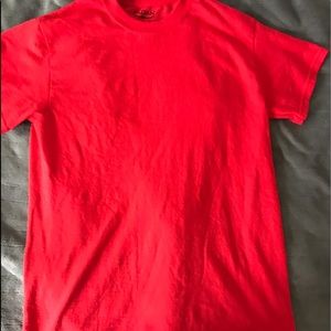 red gildan t-shirt